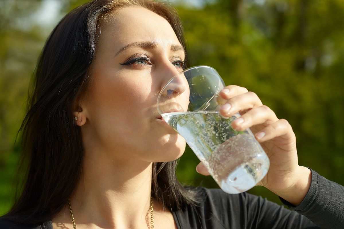 Falso mito sull'acqua frizzante